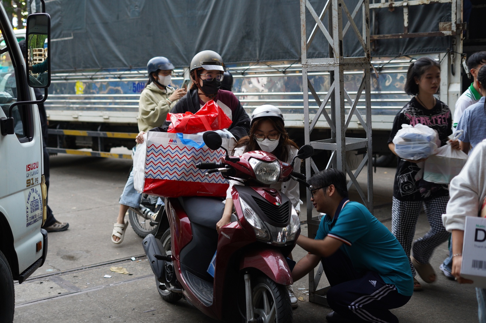 Người dân TP.HCM dành trọn 2 ngày cuối tuần ở các điểm tiếp nhận cứu trợ, ngưng quyên góp một thứ!- Ảnh 4.
