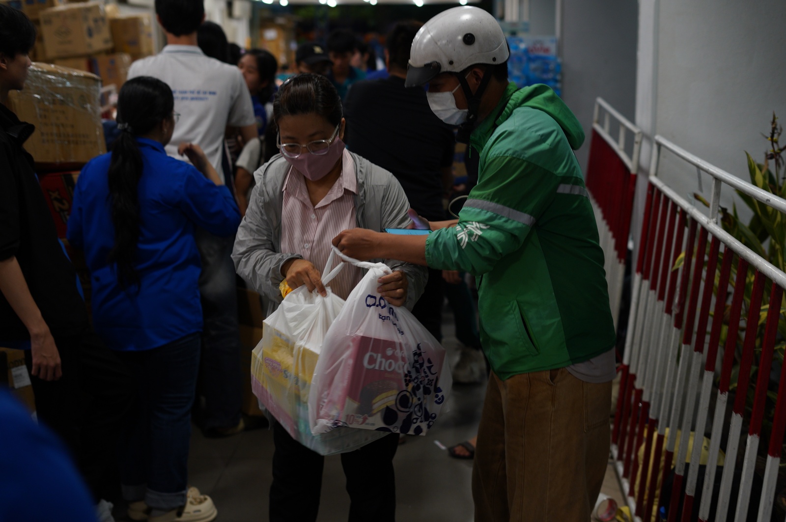 Người dân TP.HCM dành trọn 2 ngày cuối tuần ở các điểm tiếp nhận cứu trợ, ngưng quyên góp một thứ!- Ảnh 6.