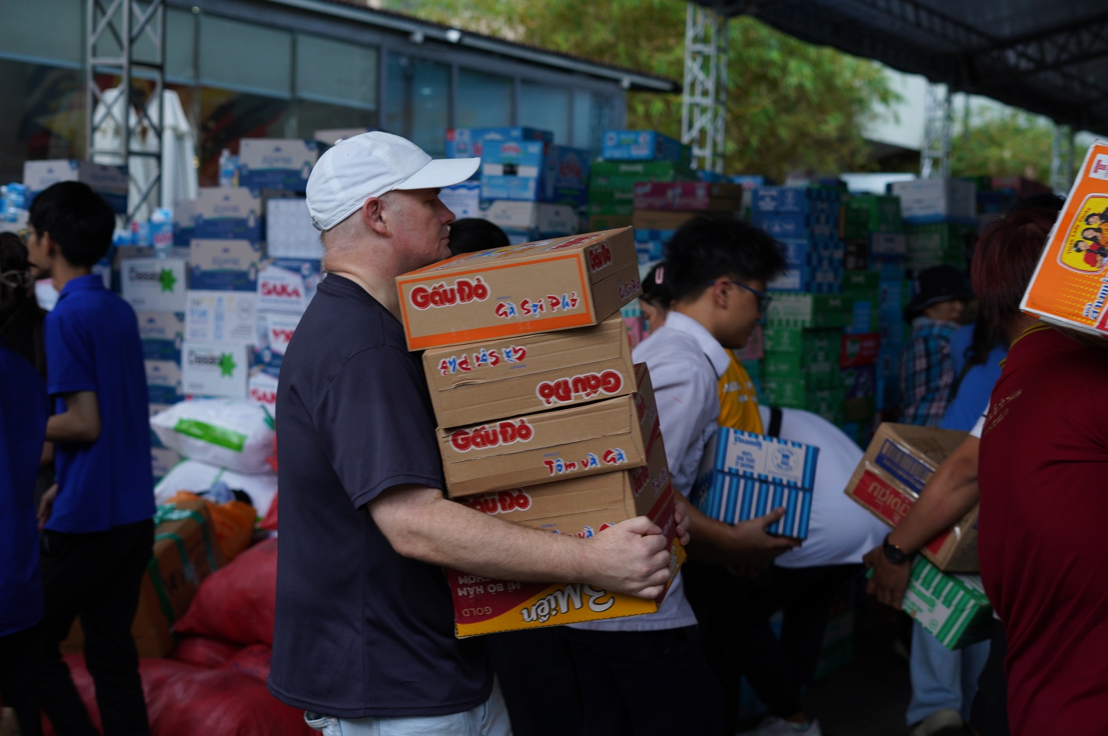 Người dân TP.HCM dành trọn 2 ngày cuối tuần ở các điểm tiếp nhận cứu trợ, ngưng quyên góp một thứ!- Ảnh 7.