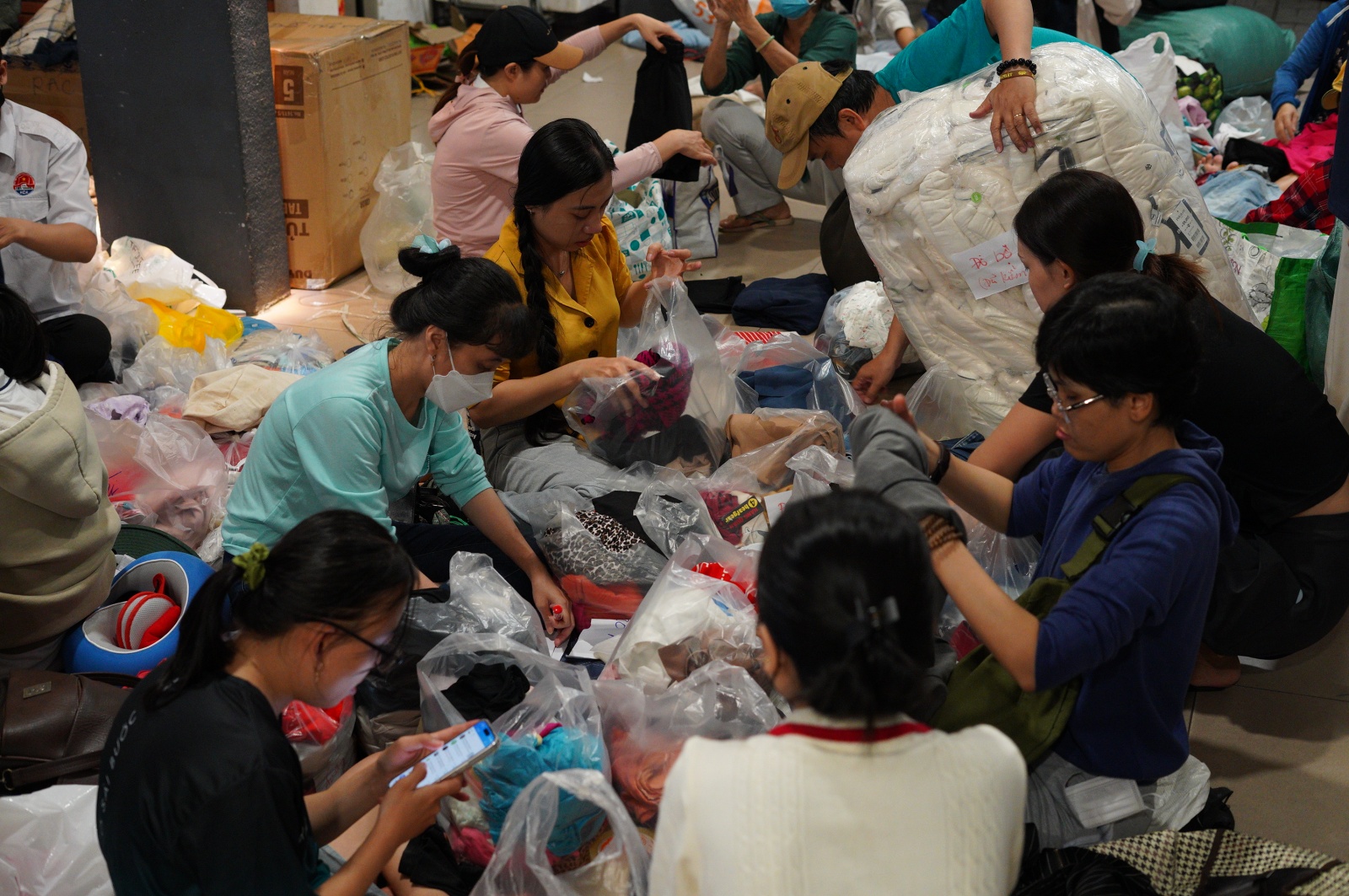 Người dân TP.HCM dành trọn 2 ngày cuối tuần ở các điểm tiếp nhận cứu trợ, ngưng quyên góp một thứ!- Ảnh 8.
