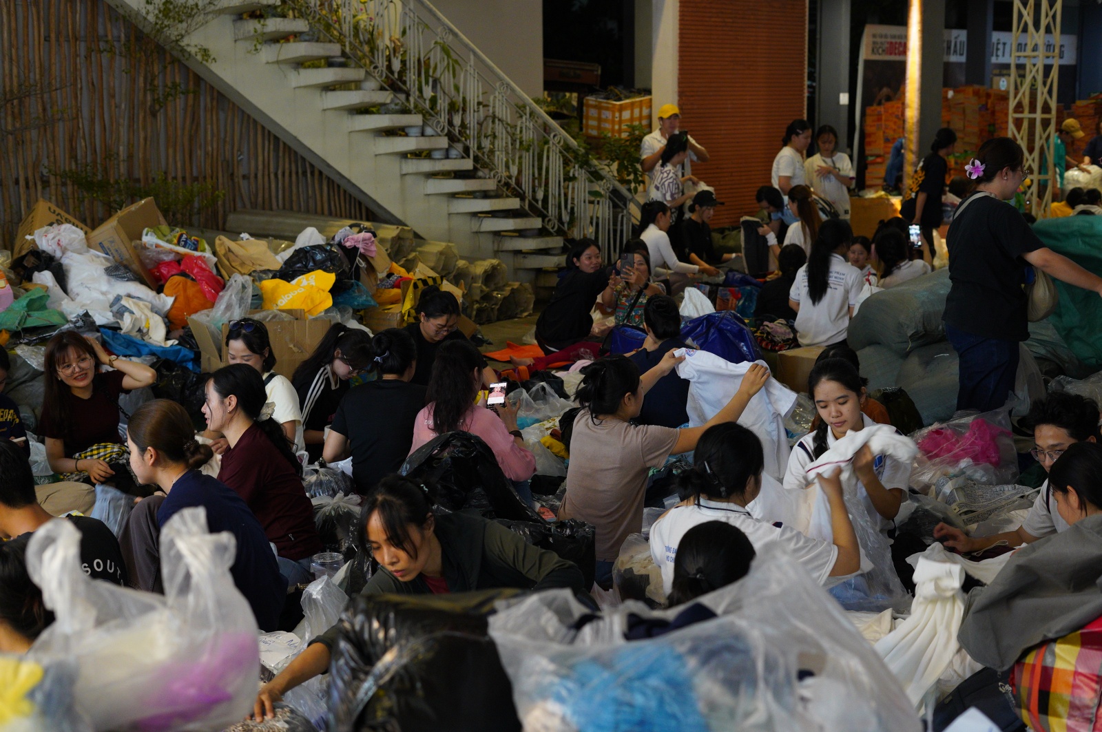 Người dân TP.HCM dành trọn 2 ngày cuối tuần ở các điểm tiếp nhận cứu trợ, ngưng quyên góp một thứ!- Ảnh 9.