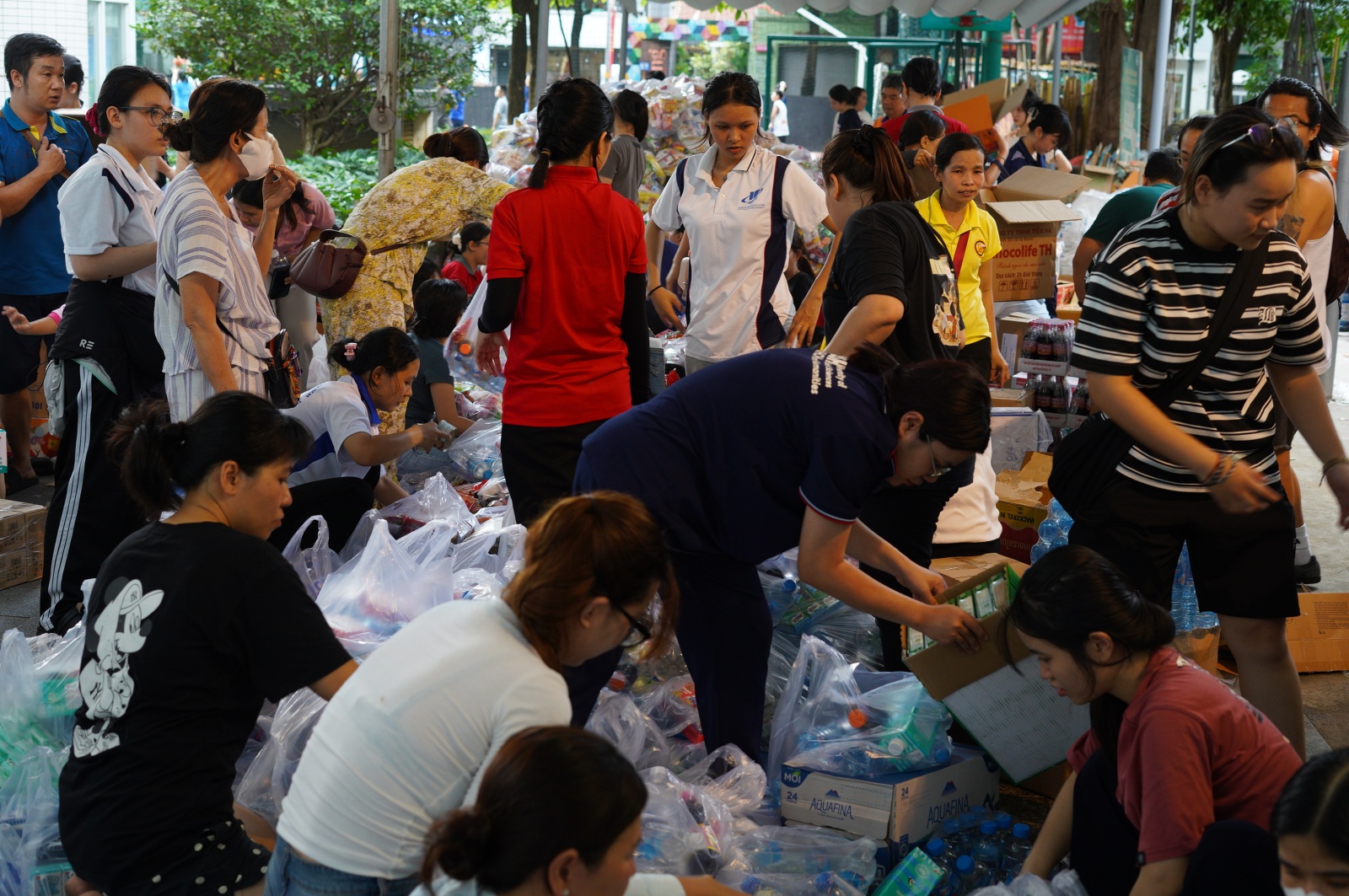 Người dân TP.HCM dành trọn 2 ngày cuối tuần ở các điểm tiếp nhận cứu trợ, ngưng quyên góp một thứ!- Ảnh 10.