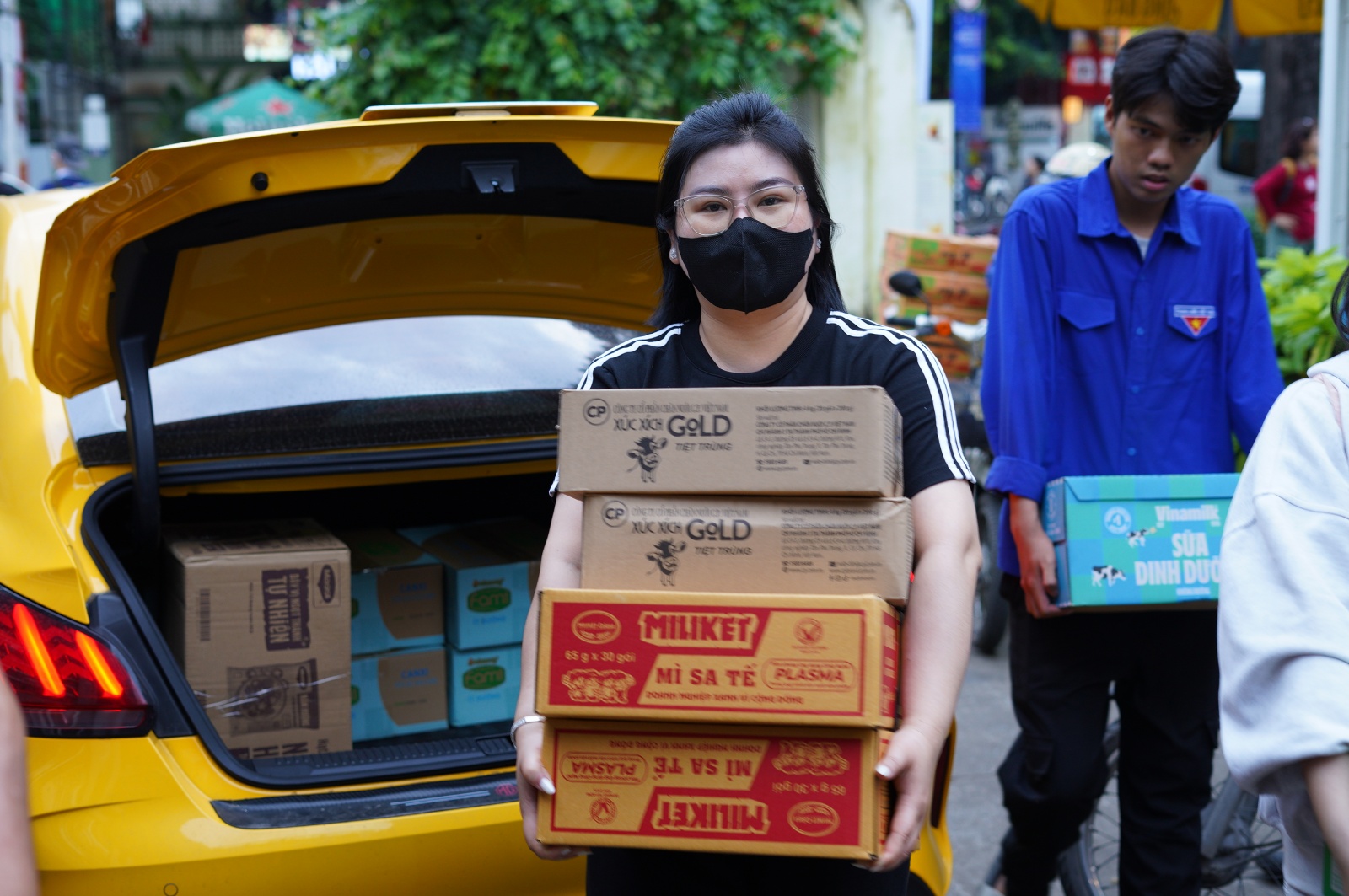 Người dân TP.HCM dành trọn 2 ngày cuối tuần ở các điểm tiếp nhận cứu trợ, ngưng quyên góp một thứ!- Ảnh 11.