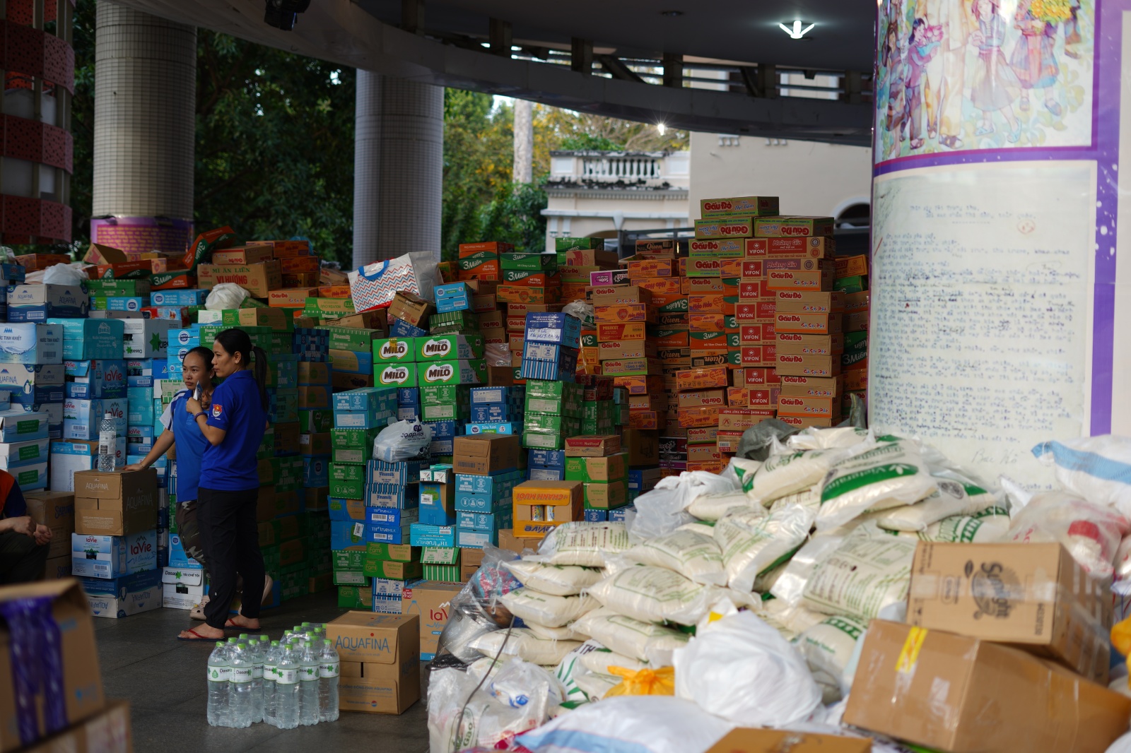 Người dân TP.HCM dành trọn 2 ngày cuối tuần ở các điểm tiếp nhận cứu trợ, ngưng quyên góp một thứ!- Ảnh 12.