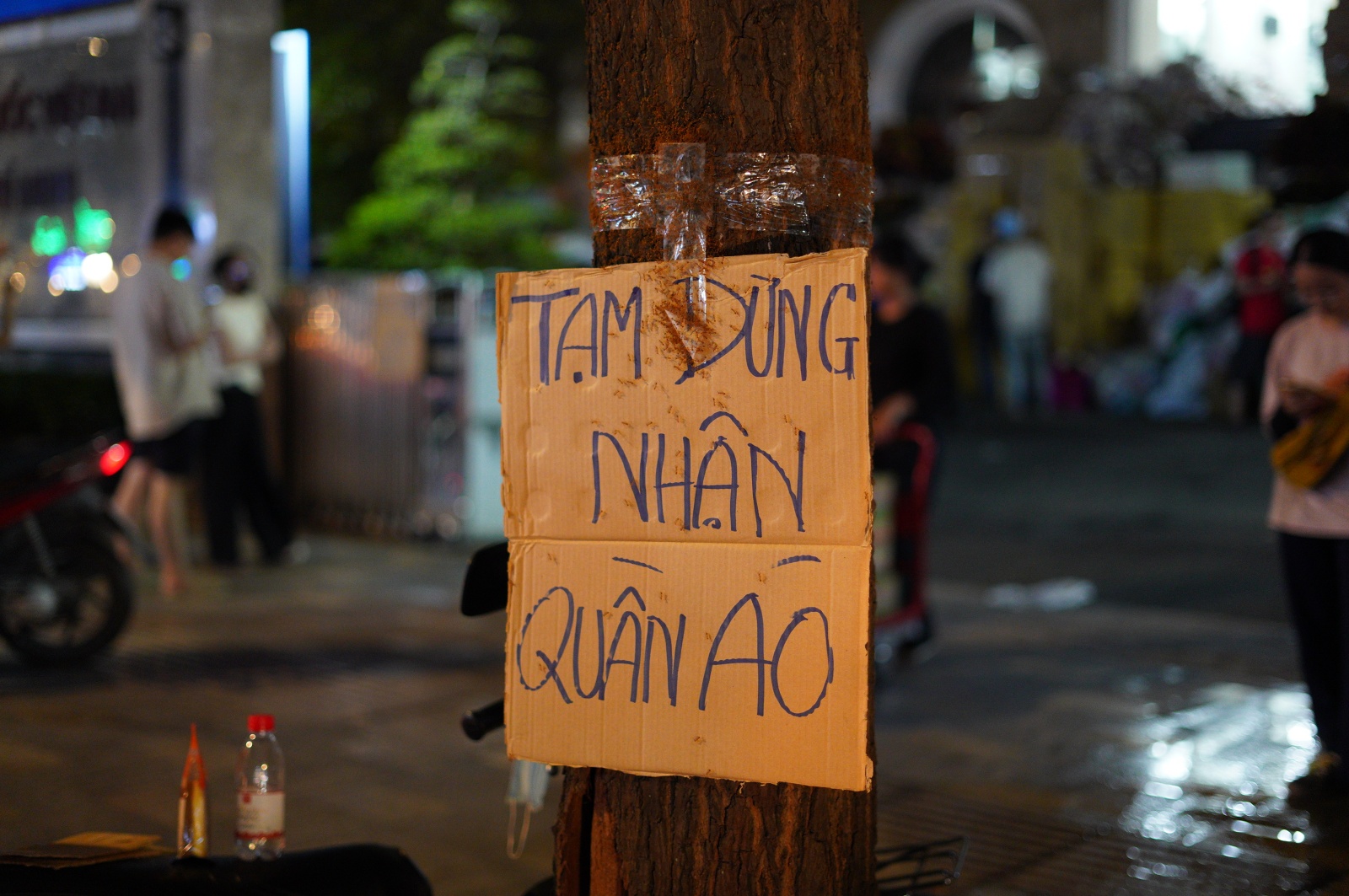 Người dân TP.HCM dành trọn 2 ngày cuối tuần ở các điểm tiếp nhận cứu trợ, ngưng quyên góp một thứ!- Ảnh 14.