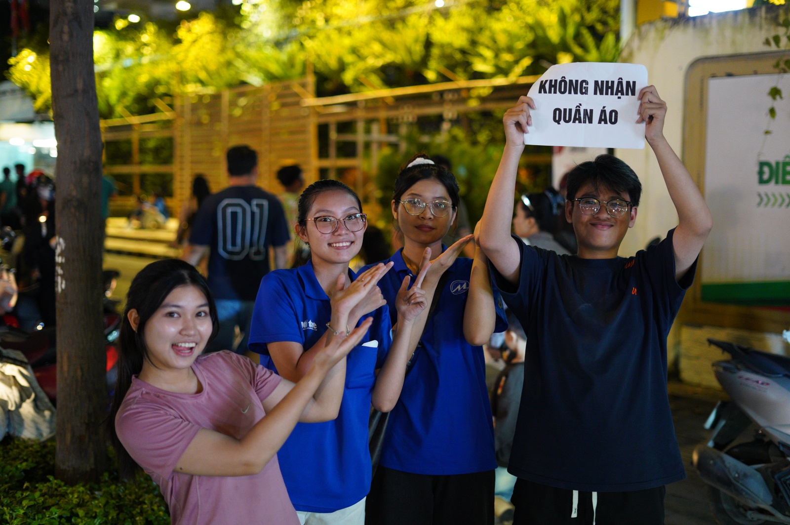 Người dân TP.HCM dành trọn 2 ngày cuối tuần ở các điểm tiếp nhận cứu trợ, ngưng quyên góp một thứ!- Ảnh 15.