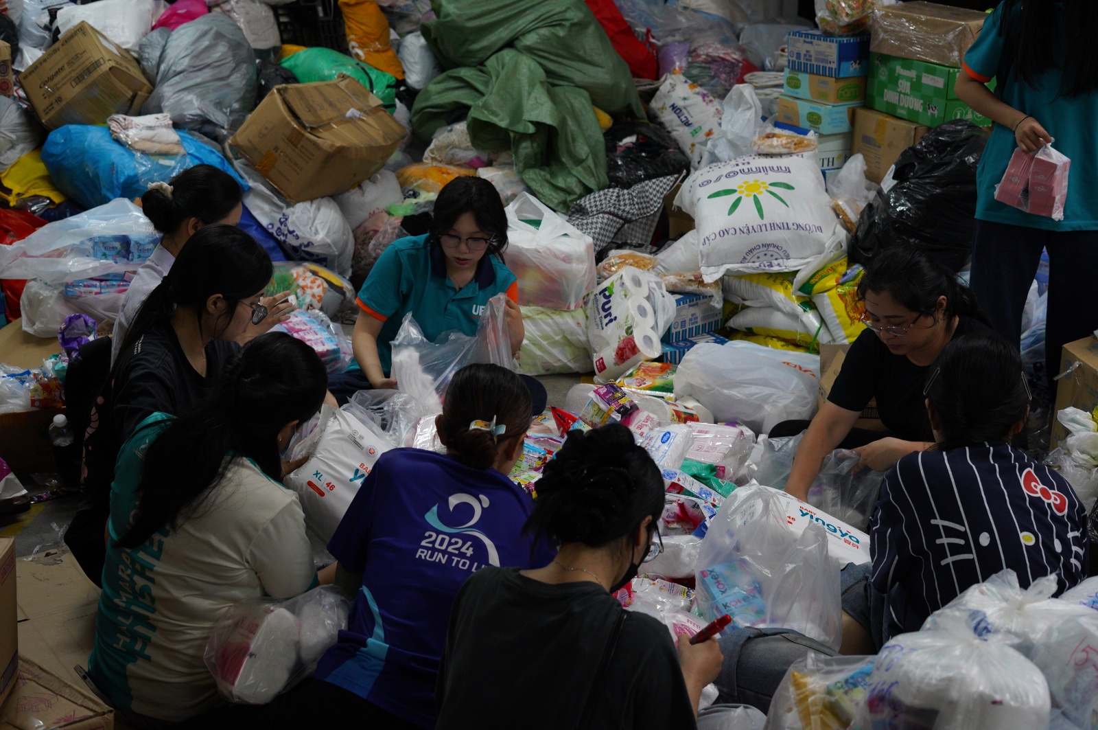 Người dân TP.HCM dành trọn 2 ngày cuối tuần ở các điểm tiếp nhận cứu trợ, ngưng quyên góp một thứ!- Ảnh 16.