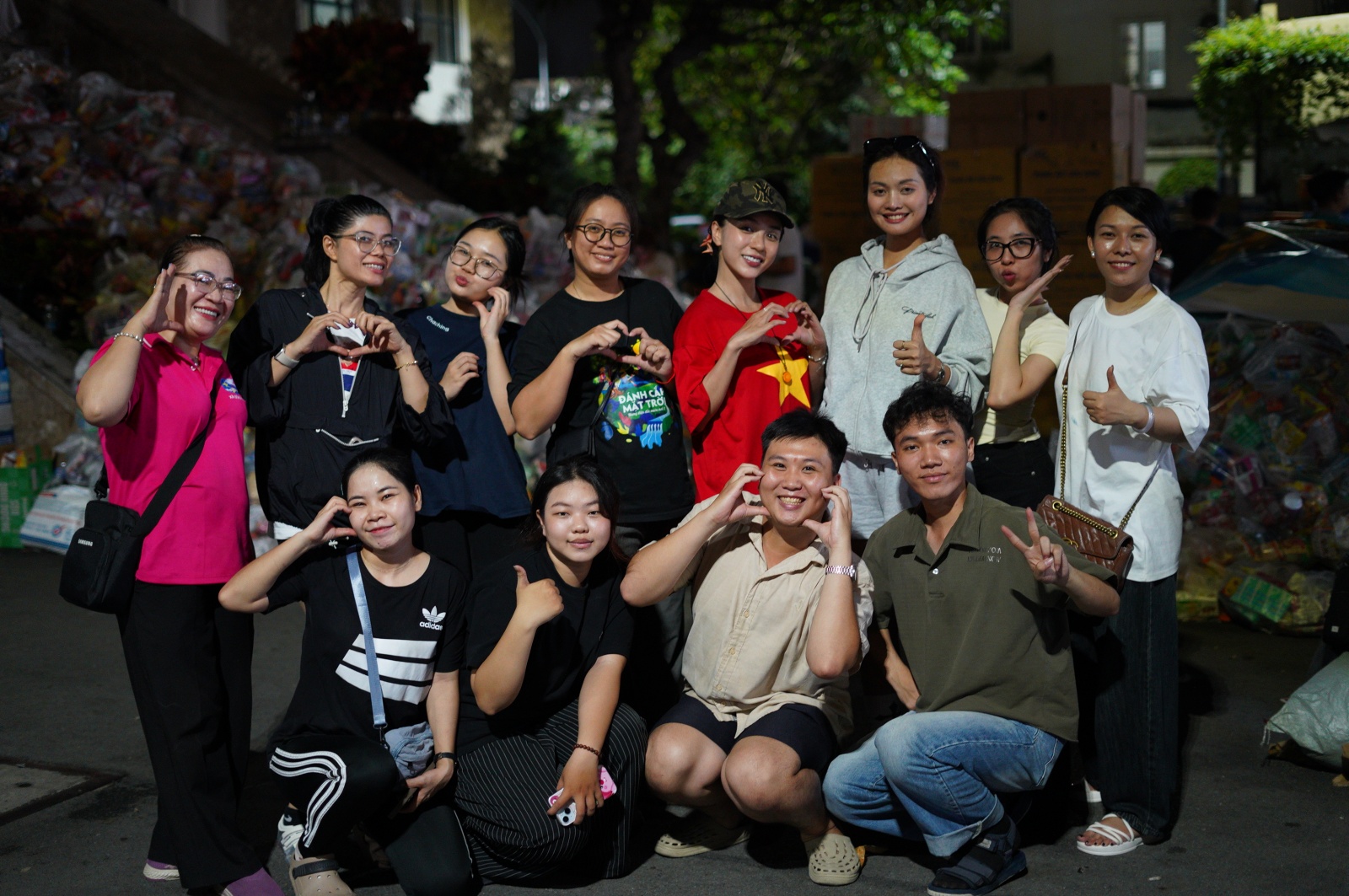 Người dân TP.HCM dành trọn 2 ngày cuối tuần ở các điểm tiếp nhận cứu trợ, ngưng quyên góp một thứ!- Ảnh 17.