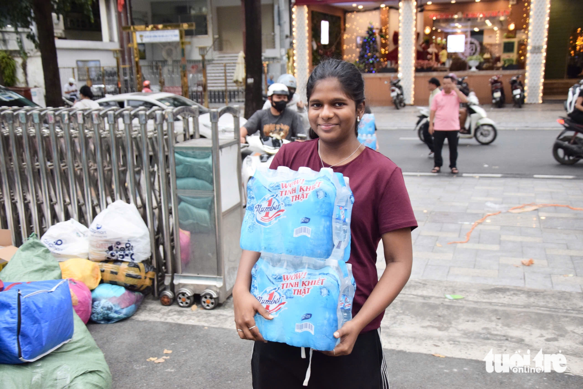 Người nước ngoài xắn tay áo, cùng đồng bào TP.HCM gửi yêu thương về miền Trung 2 miền Trung - Ảnh 2.