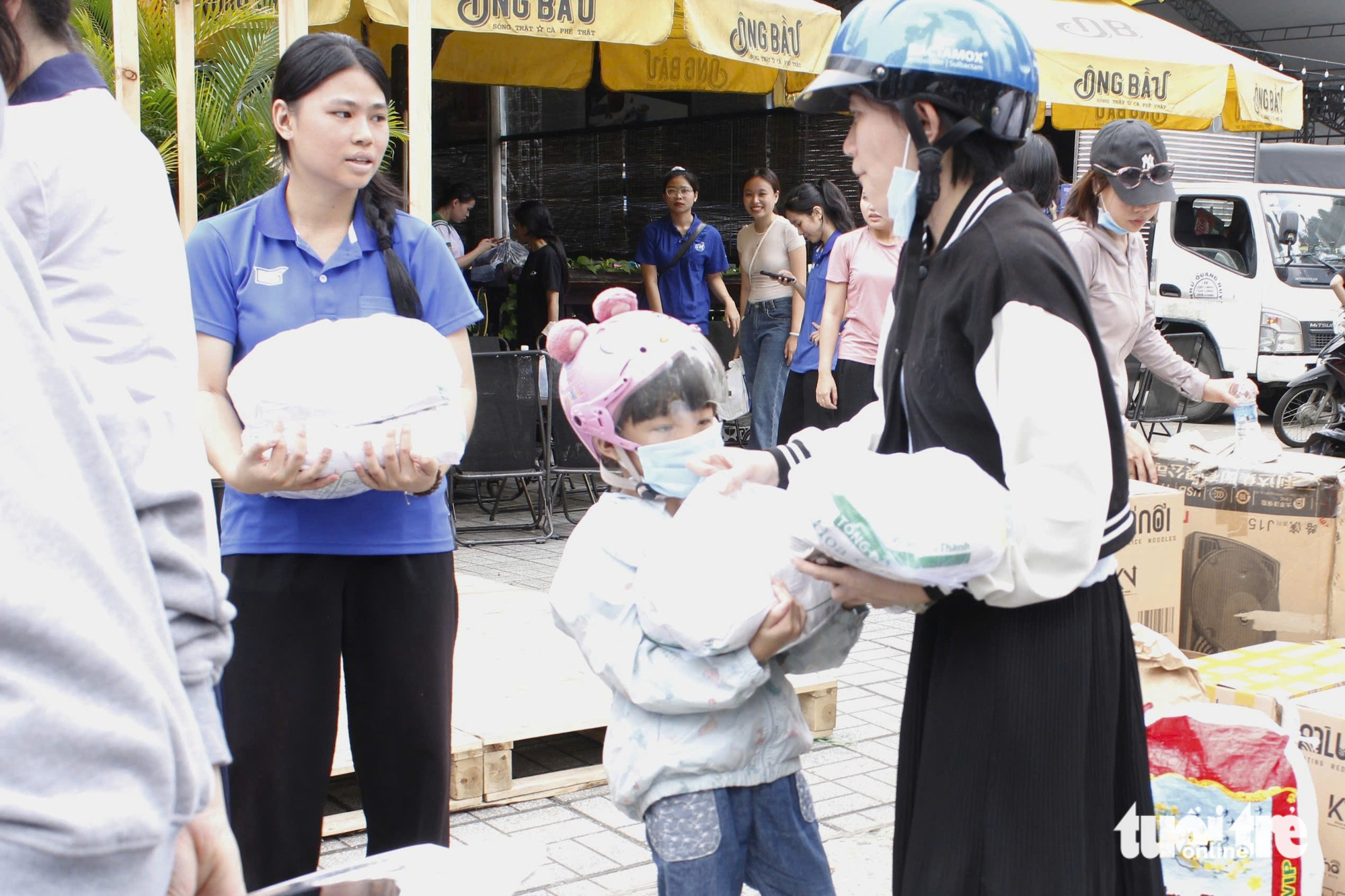 Khách nước ngoài 'khoác áo' tình nguyện tại các điểm quyên góp bão lũ - Ảnh 4. Người nước ngoài xắn tay áo, cùng đồng bào TP.HCM gửi yêu thương về miền Trung - Ảnh 4.