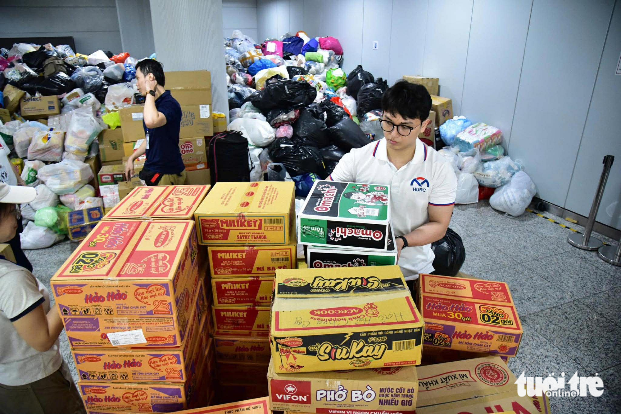 Toàn tuyến Metro số 1 tiếp nhận 200 tấn hàng hỗ trợ đồng bào miền Trung - Ảnh 1. metro - Ảnh 1.