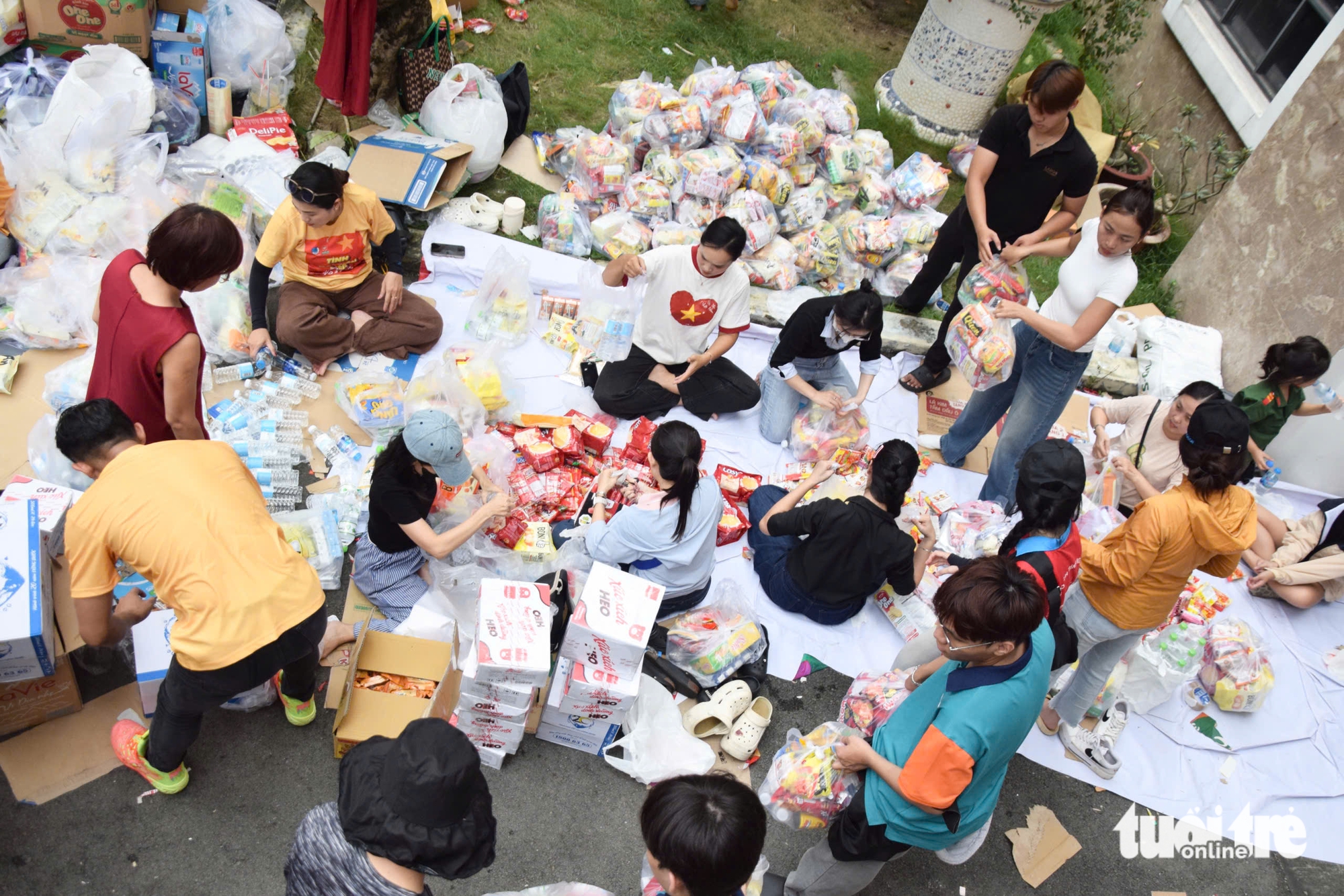 Khách nước ngoài 'khoác áo' tình nguyện tại các điểm quyên góp bão lũ - Ảnh 4. miền Trung - Ảnh 5.