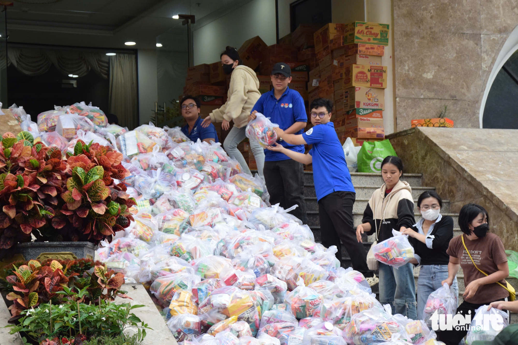 Người nước ngoài xắn tay áo, cùng đồng bào TP.HCM gửi yêu thương về miền Trung 4 miền Trung - Ảnh 6.