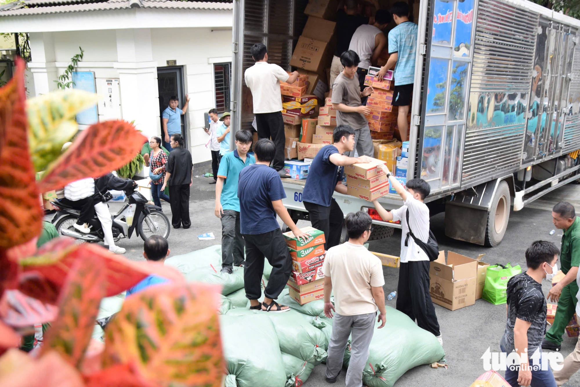 Người nước ngoài xắn tay áo, cùng đồng bào TP.HCM gửi yêu thương về miền Trung 5 miền Trung - Ảnh 7.