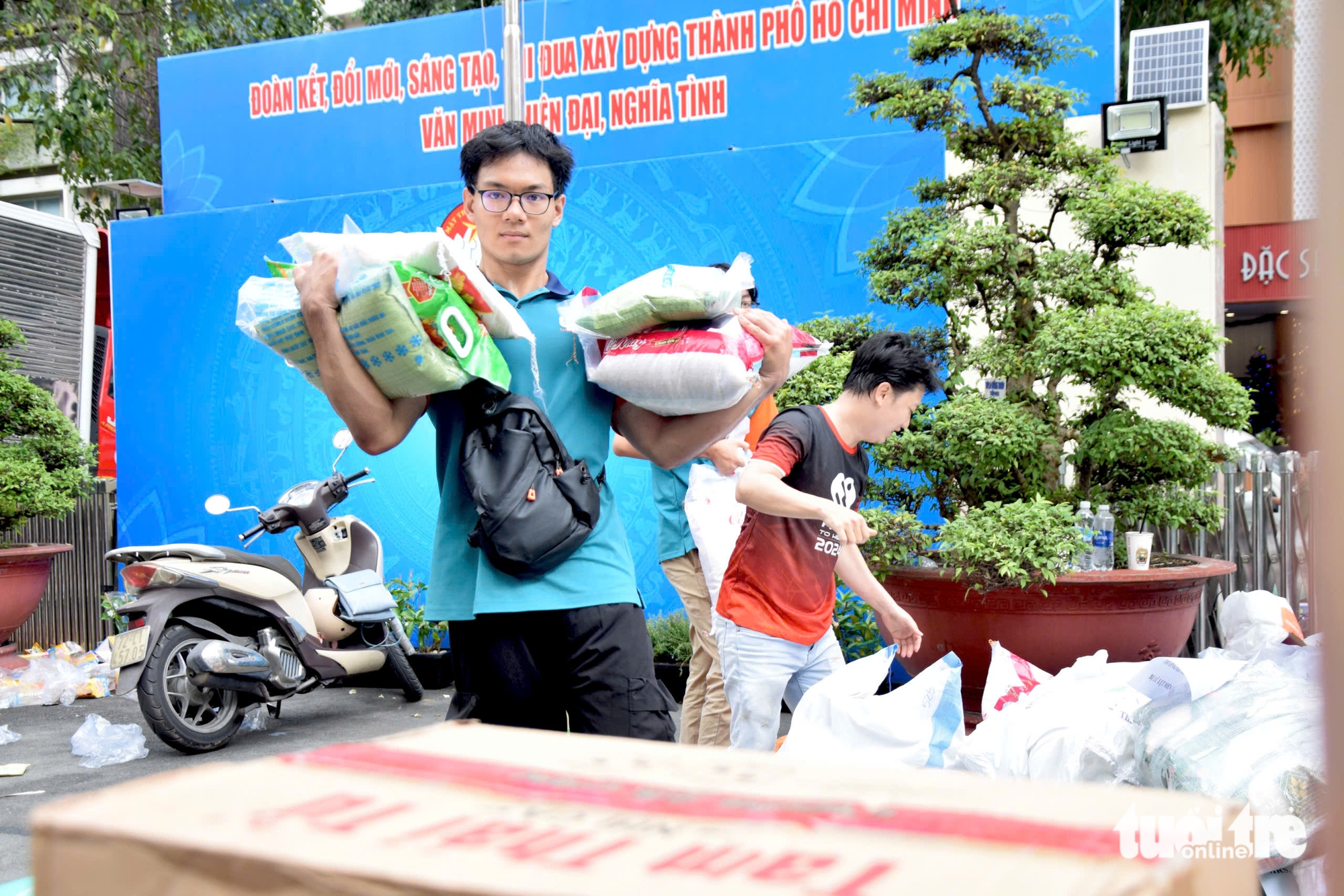 Người nước ngoài xắn tay áo, cùng đồng bào TP.HCM gửi yêu thương về miền Trung 6 miền Trung - Ảnh 10.