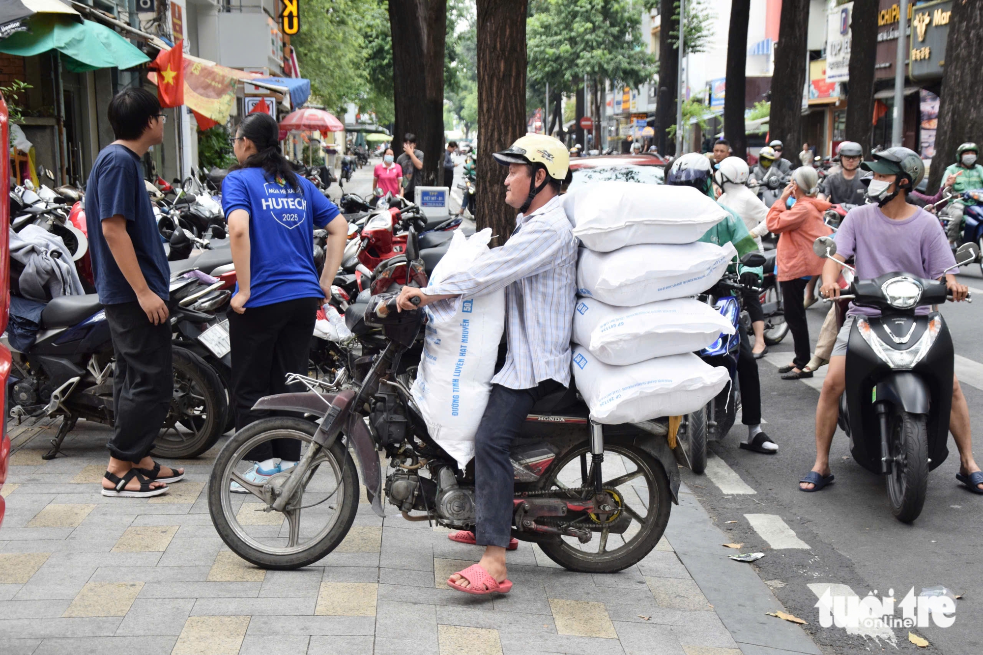 Người nước ngoài xắn tay áo, cùng đồng bào TP.HCM gửi yêu thương về miền Trung 10 miền Trung - Ảnh 14.