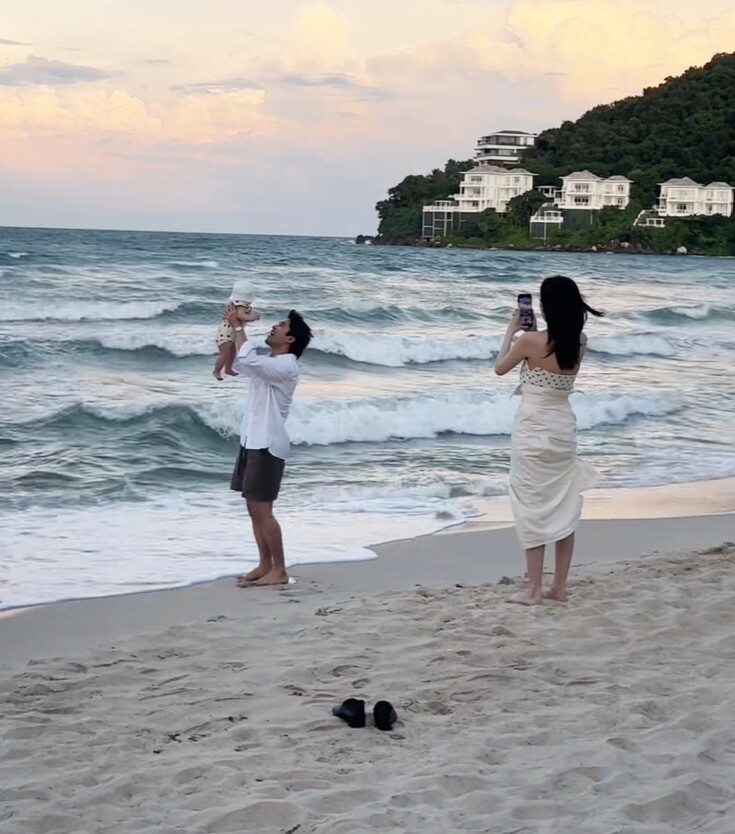 Cảnh cháu ngoại NSƯT Xuân Hinh ngồi máy bay đi du lịch: Bảo mẫu bế, mẹ giữ ti giả, bố pha trò để không khóc 4 Khung cảnh tổ ấm nhỏ hạnh phúc khi đi du lịch cùng nhau.