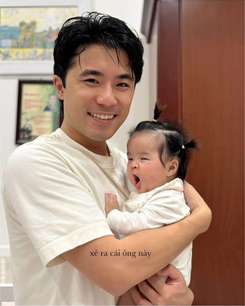 Cảnh cháu ngoại NSƯT Xuân Hinh ngồi máy bay đi du lịch: Bảo mẫu bế, mẹ giữ ti giả, bố pha trò để không khóc 7 Cảnh cháu ngoại NSƯT Xuân Hinh ngồi máy bay đi du lịch: Bảo mẫu bế, mẹ giữ ti giả, bố pha trò để không khóc - 6