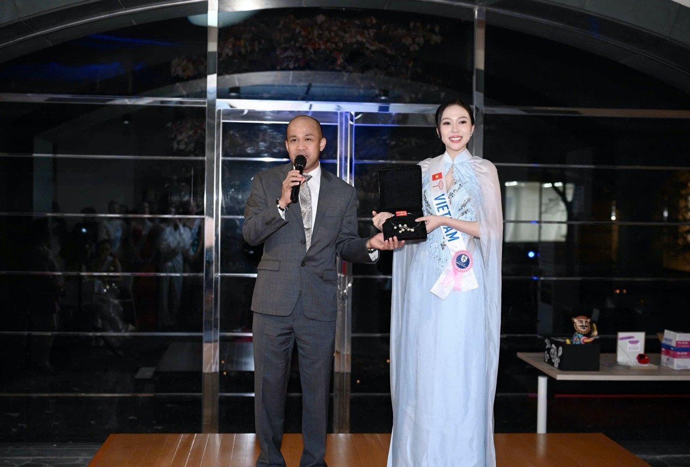 Miss International 2025: Kiều Duy đấu giá vòng ngọc trai cho hoạt động từ thiện 7 Miss International 2025: Kiều Duy đấu giá vòng ngọc trai cho hoạt động từ thiện - 7