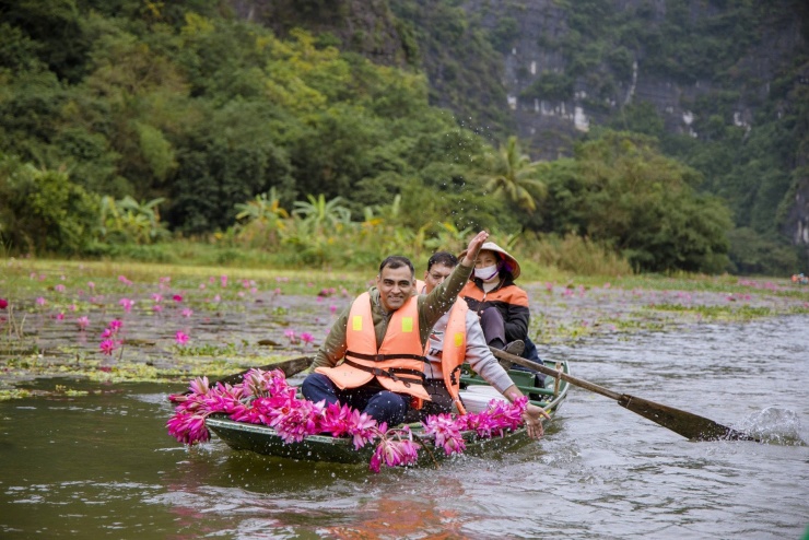 Đoàn rất ấn tượng trước cảnh sắc của Tam Cốc mùa này với dòng nước trong xanh, hoa súng nở hồng dọc 2 bên sông