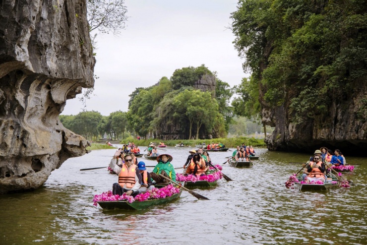 Tham gia khám phá, trải nghiệm bằng thuyền trên dòng sông Ngô Đồng