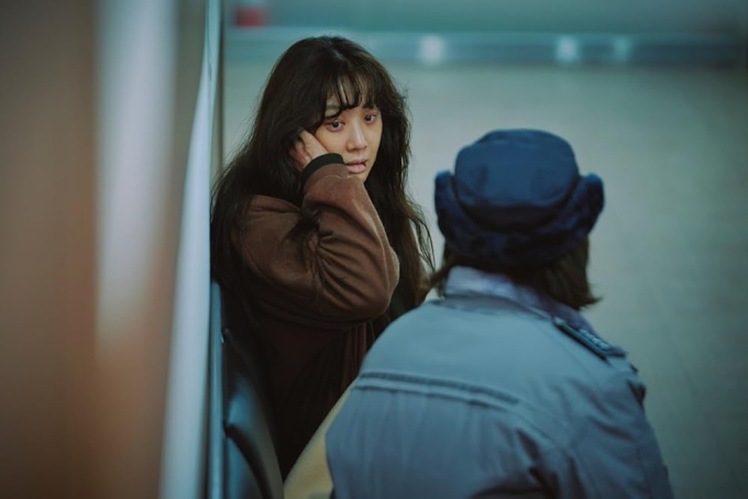 Diễn viên Jung Ryeo Won (trái) gây ấn tượng với vai cô gái mắc bệnh tâm lý bị bạo hành. Ảnh: SBS