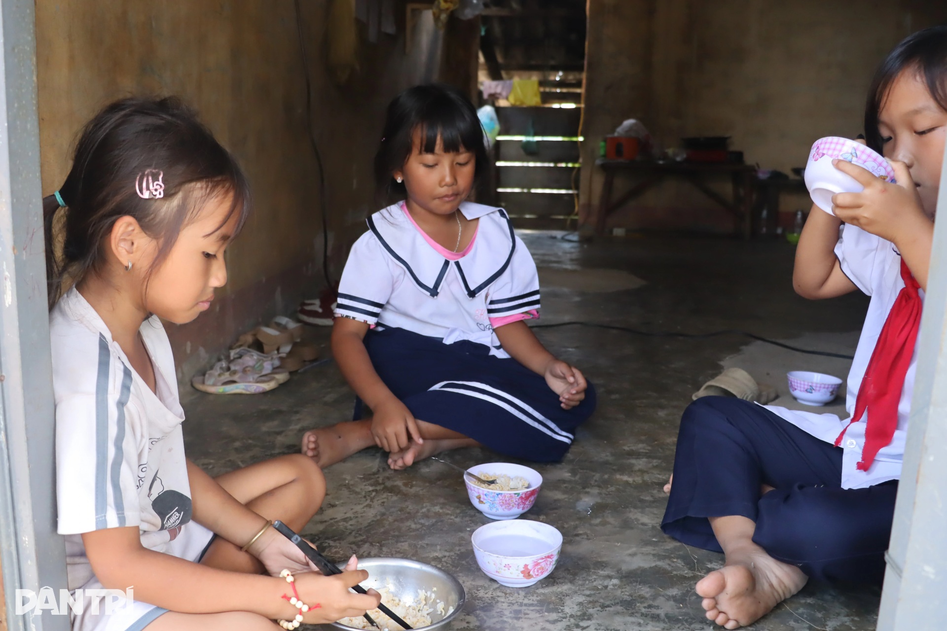 Học sinh tự sống với nhau ở khu tái định cư cũ, bữa cơm chỉ cá khô, mì tôm - 3