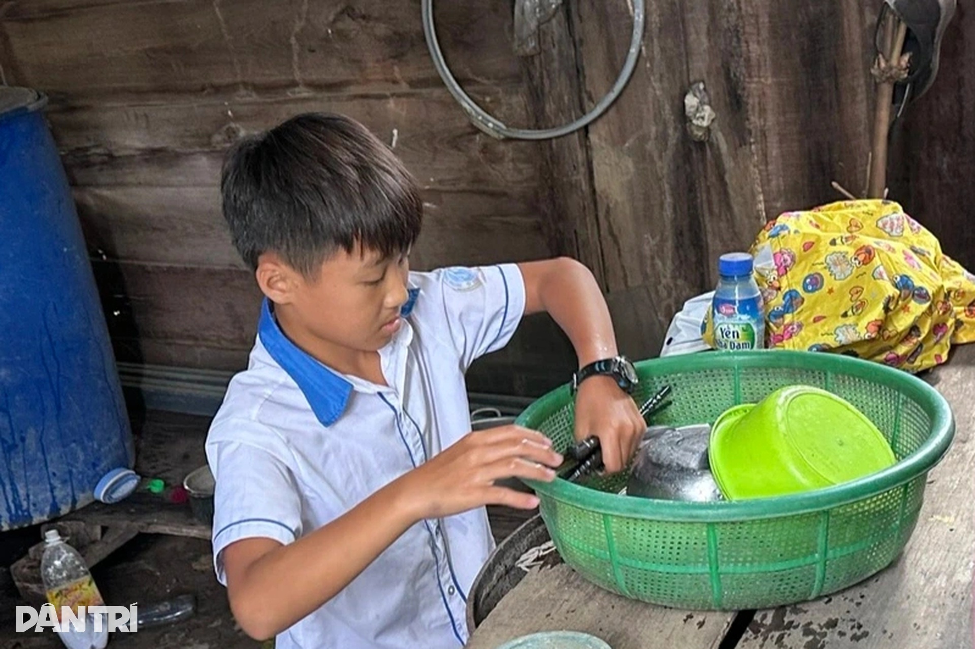 Học sinh tự sống với nhau ở khu tái định cư cũ, bữa cơm chỉ cá khô, mì tôm - 5