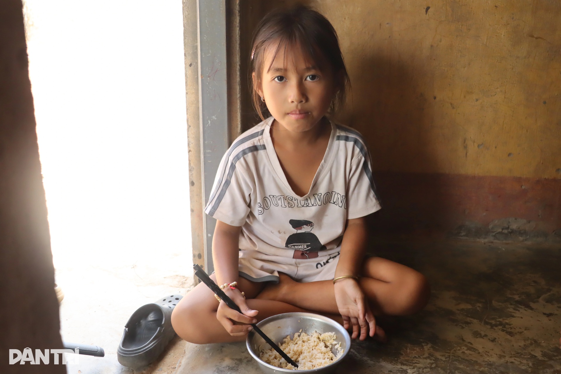 Học sinh tự sống với nhau ở khu tái định cư cũ, bữa cơm chỉ cá khô, mì tôm - 4