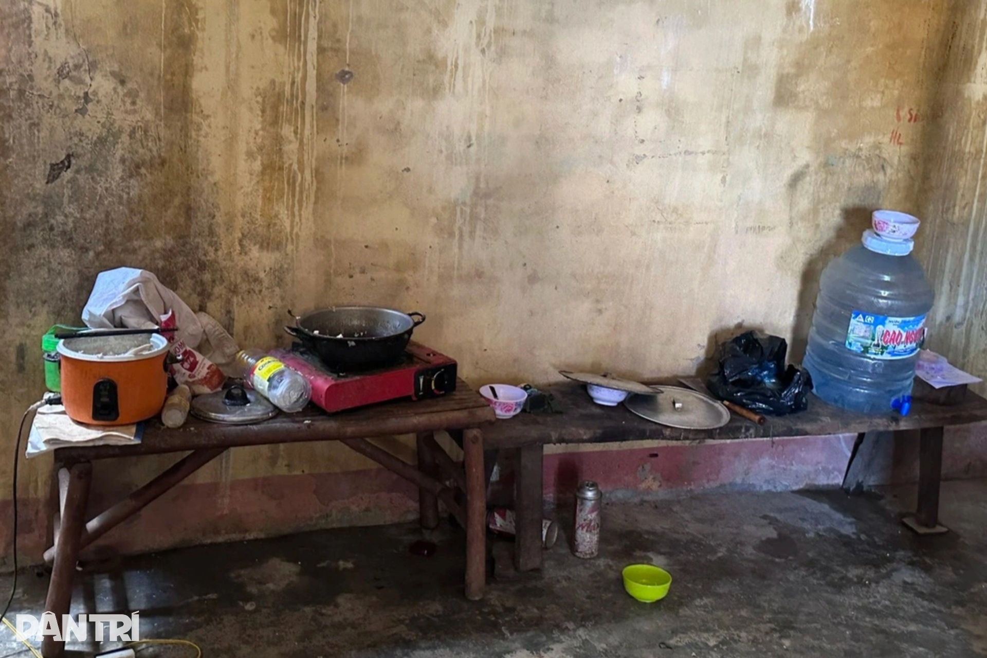 Học sinh tự sống với nhau ở khu tái định cư cũ, bữa cơm chỉ cá khô, mì tôm - 9