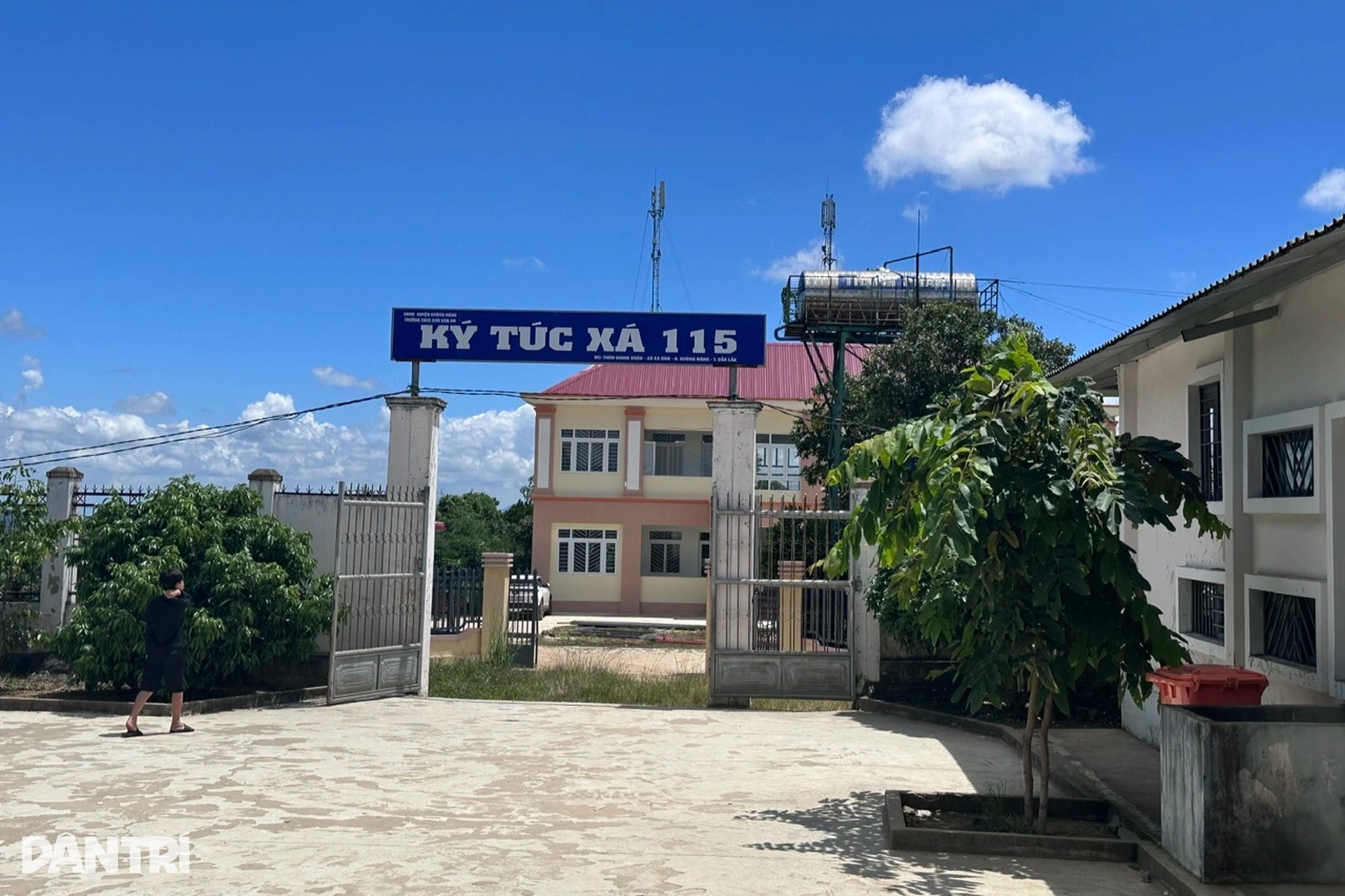 Học sinh tự sống với nhau ở khu tái định cư cũ, bữa cơm chỉ cá khô, mì tôm - 10