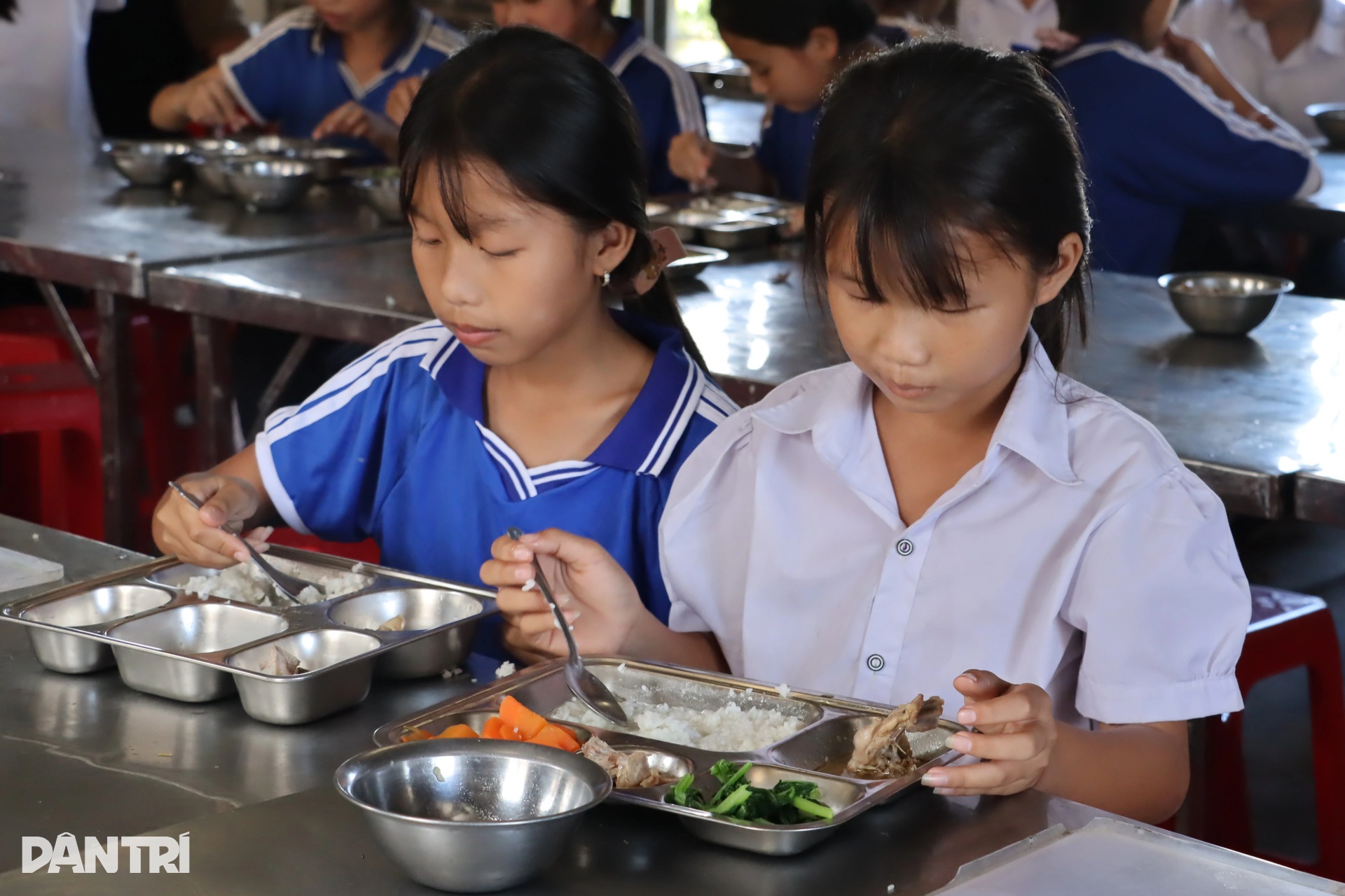 Học sinh tự sống với nhau ở khu tái định cư cũ, bữa cơm chỉ cá khô, mì tôm - 11