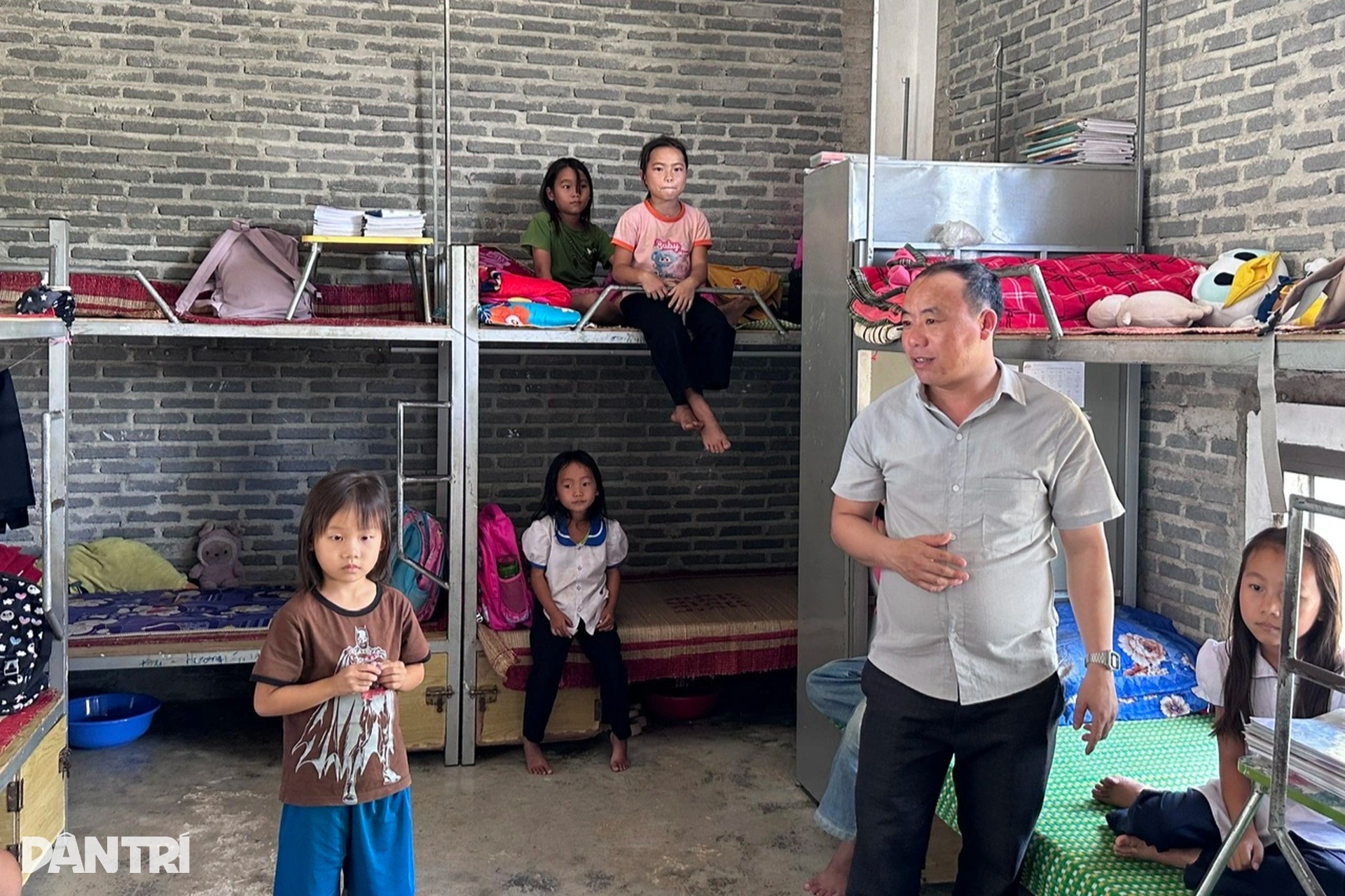 Học sinh tự sống với nhau ở khu tái định cư cũ, bữa cơm chỉ cá khô, mì tôm - 12