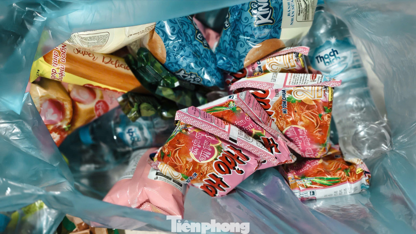 Khi cả nước cùng gói bánh chưng cho miền Trung: Những đêm trắng của tình người!- Ảnh 19. tp-3018.jpg