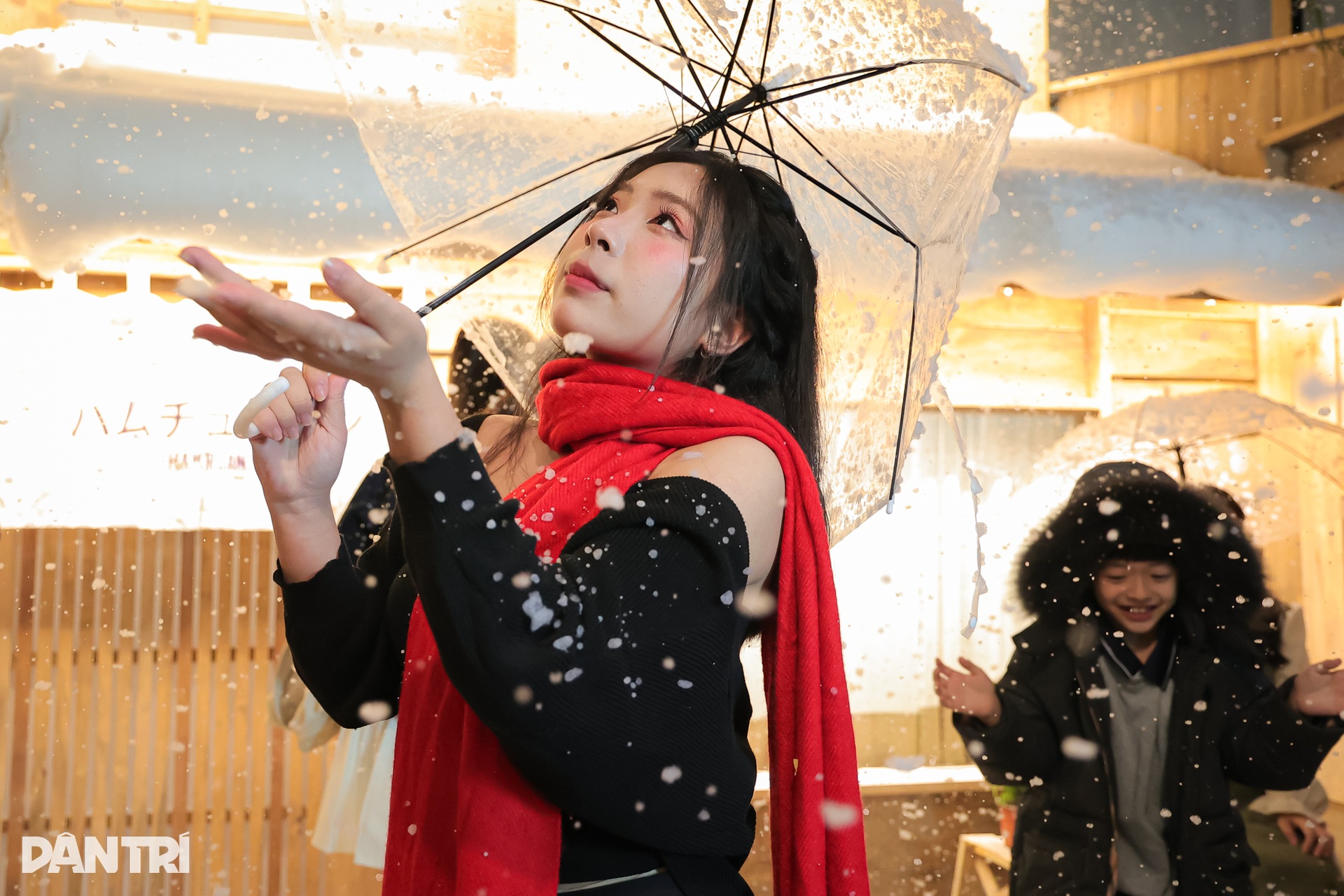 Chi trăm triệu đồng làm tuyết nhân tạo, quán cà phê Hà Nội chật kín khách - 2