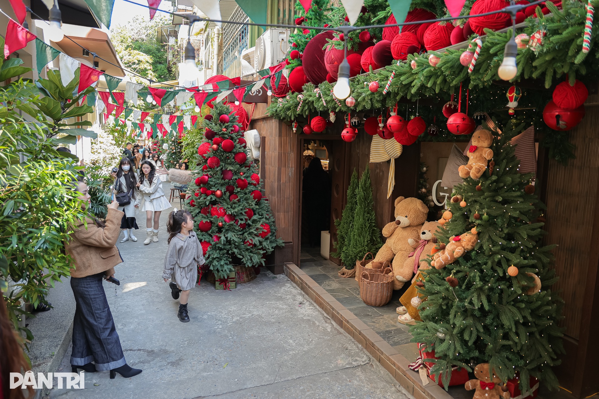 Chi trăm triệu đồng làm tuyết nhân tạo, quán cà phê Hà Nội chật kín khách - 13