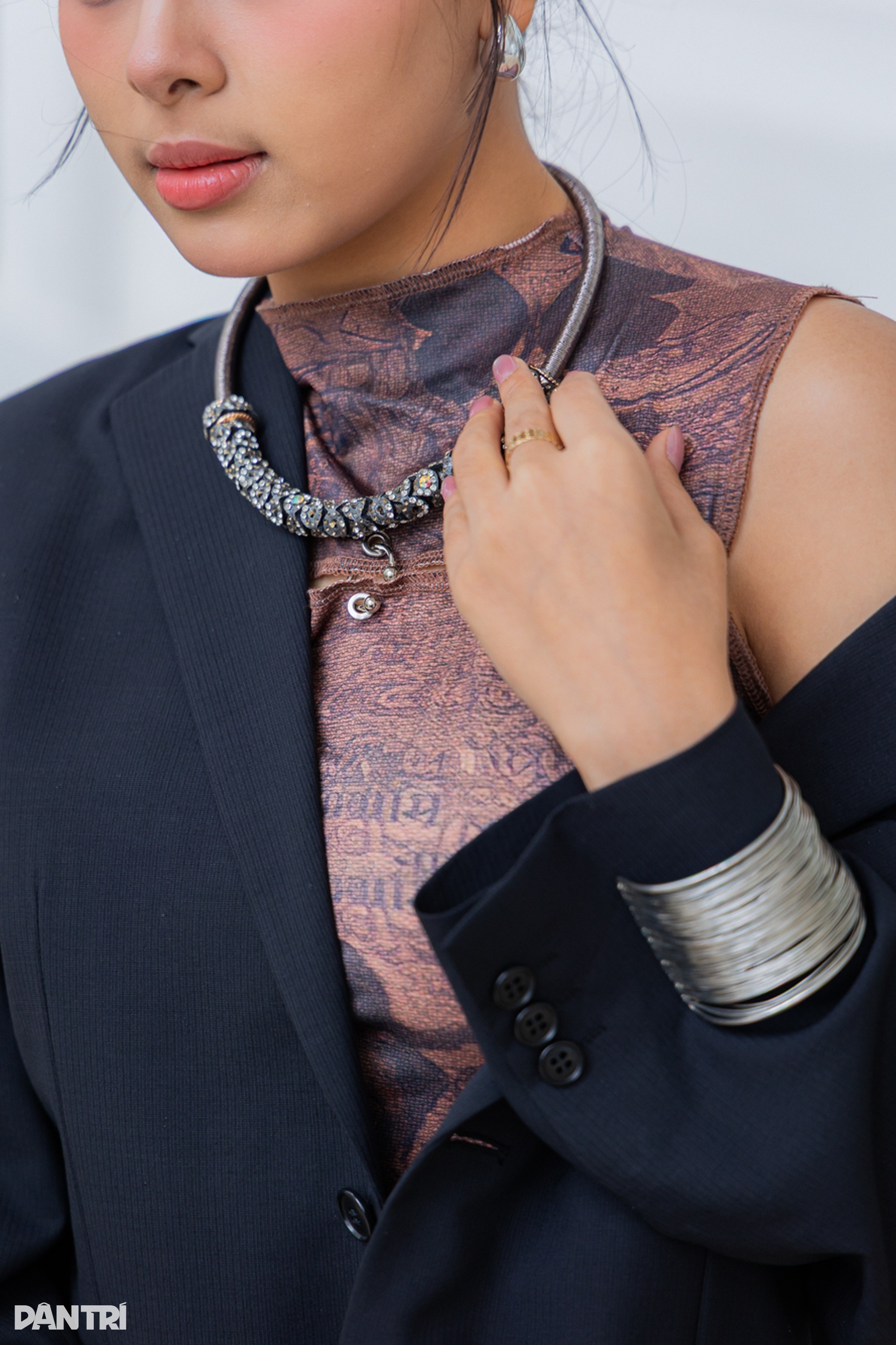 Hoa khôi phối áo blazer sành điệu khiến ai cũng phải ngoái nhìn - 10