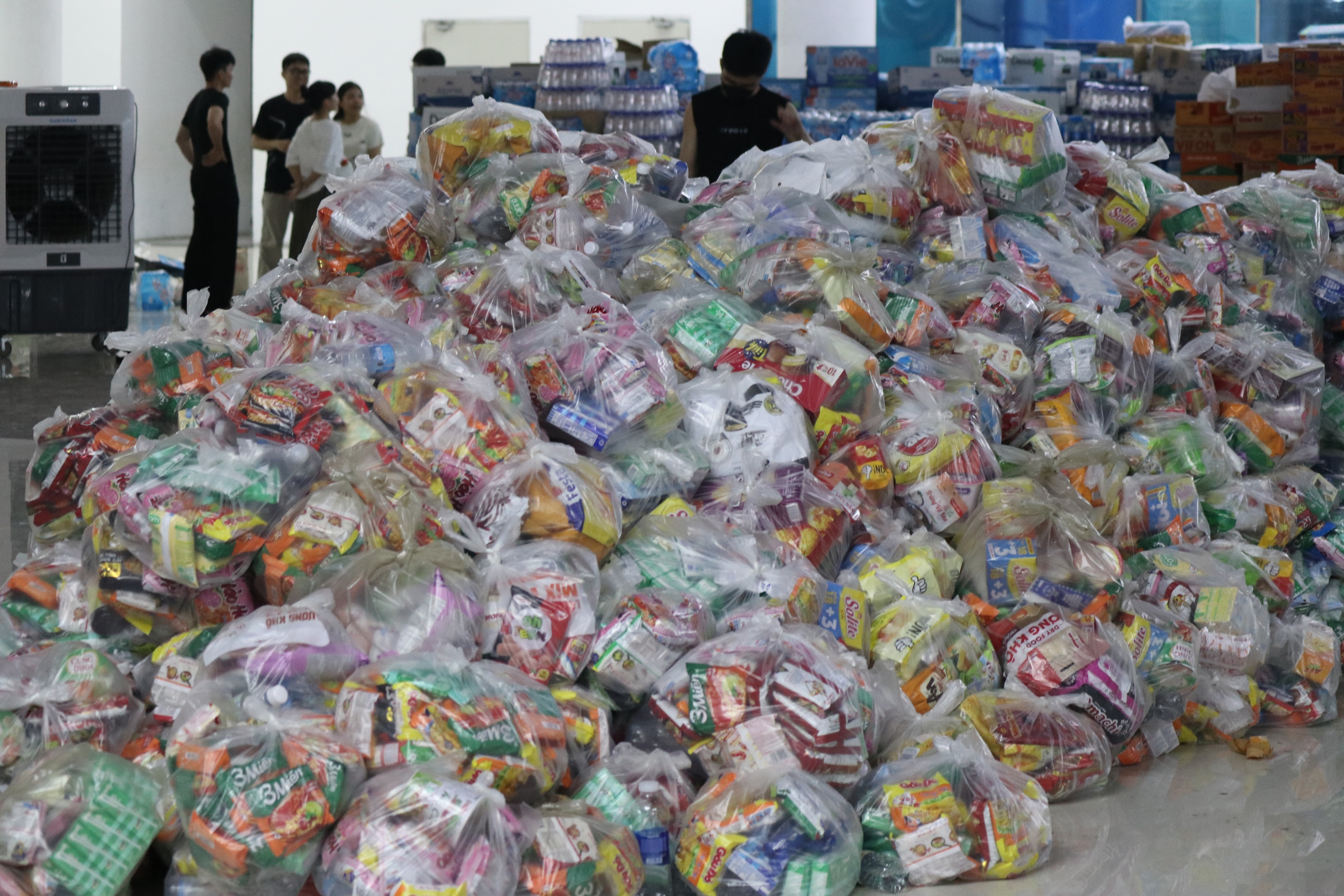 Cần người ngay sáng nay! 2 Kêu gọi khẩn cấp tình nguyện viên hỗ trợ tại các điểm tiếp nhận vật phẩm cứu trợ - Ảnh 2.