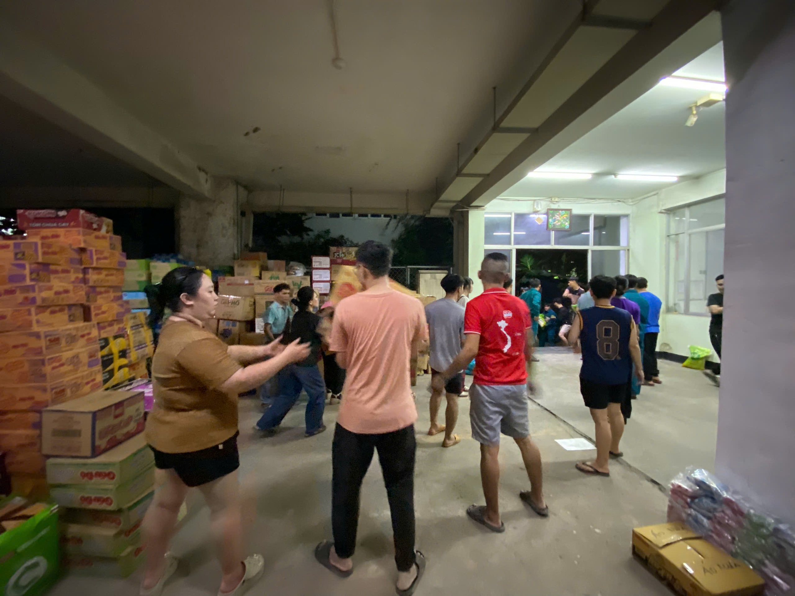 Cần người ngay sáng nay! 3 Kêu gọi khẩn cấp tình nguyện viên hỗ trợ tại các điểm tiếp nhận vật phẩm cứu trợ - Ảnh 3.