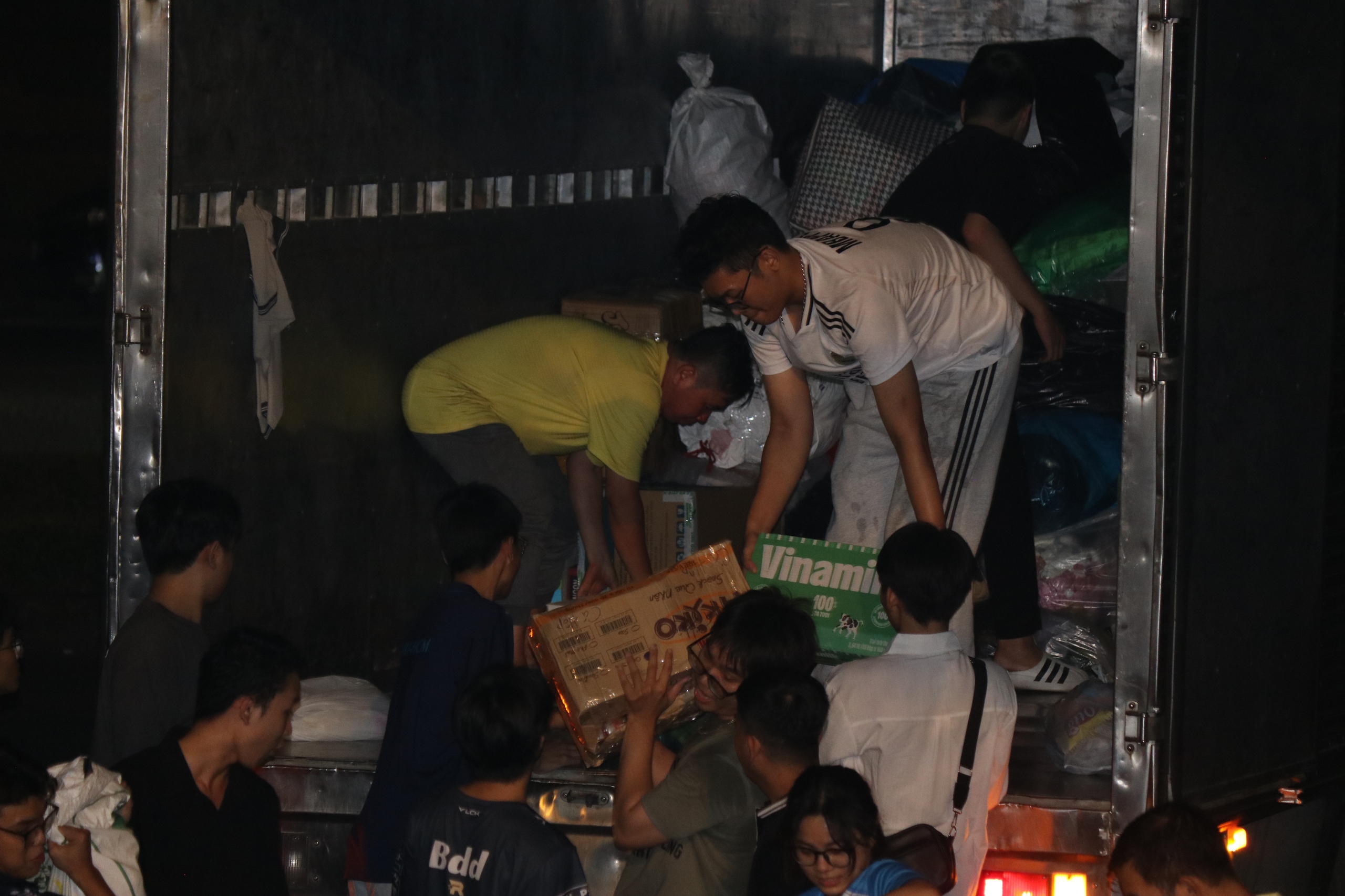 Cần người ngay sáng nay! 4 Kêu gọi khẩn cấp tình nguyện viên hỗ trợ tại các điểm tiếp nhận vật phẩm cứu trợ - Ảnh 4.