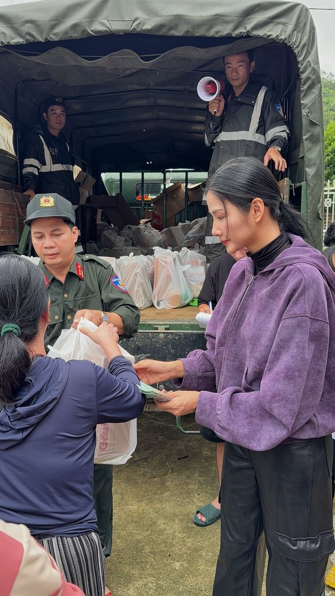 Nghệ sĩ lên đường đi cứu trợ vùng lũ- Ảnh 7.