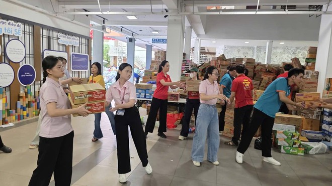 Nghệ sĩ lên đường đi cứu trợ vùng lũ- Ảnh 12.