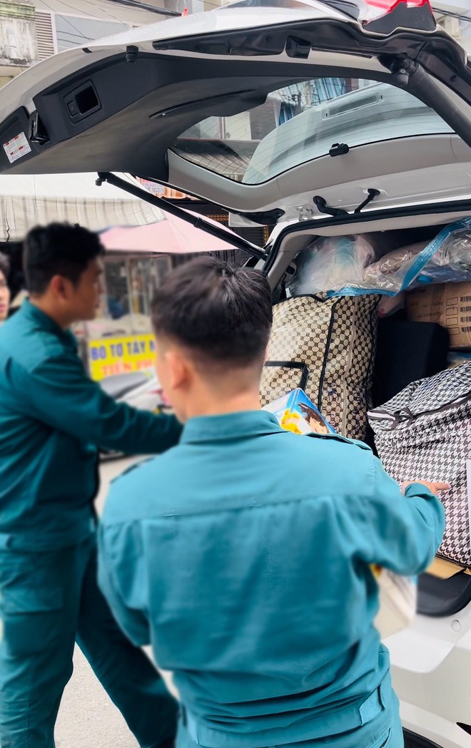 Nghệ sĩ lên đường đi cứu trợ vùng lũ- Ảnh 17.