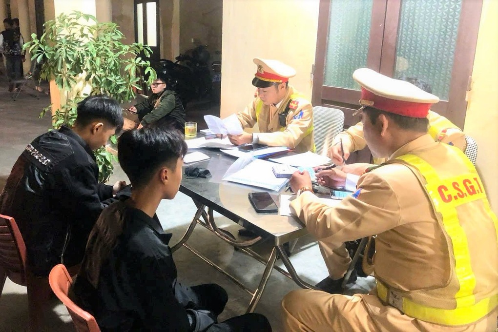 Công an mạnh tay xử lý thanh thiếu niên gây rối trên đường phố - 2