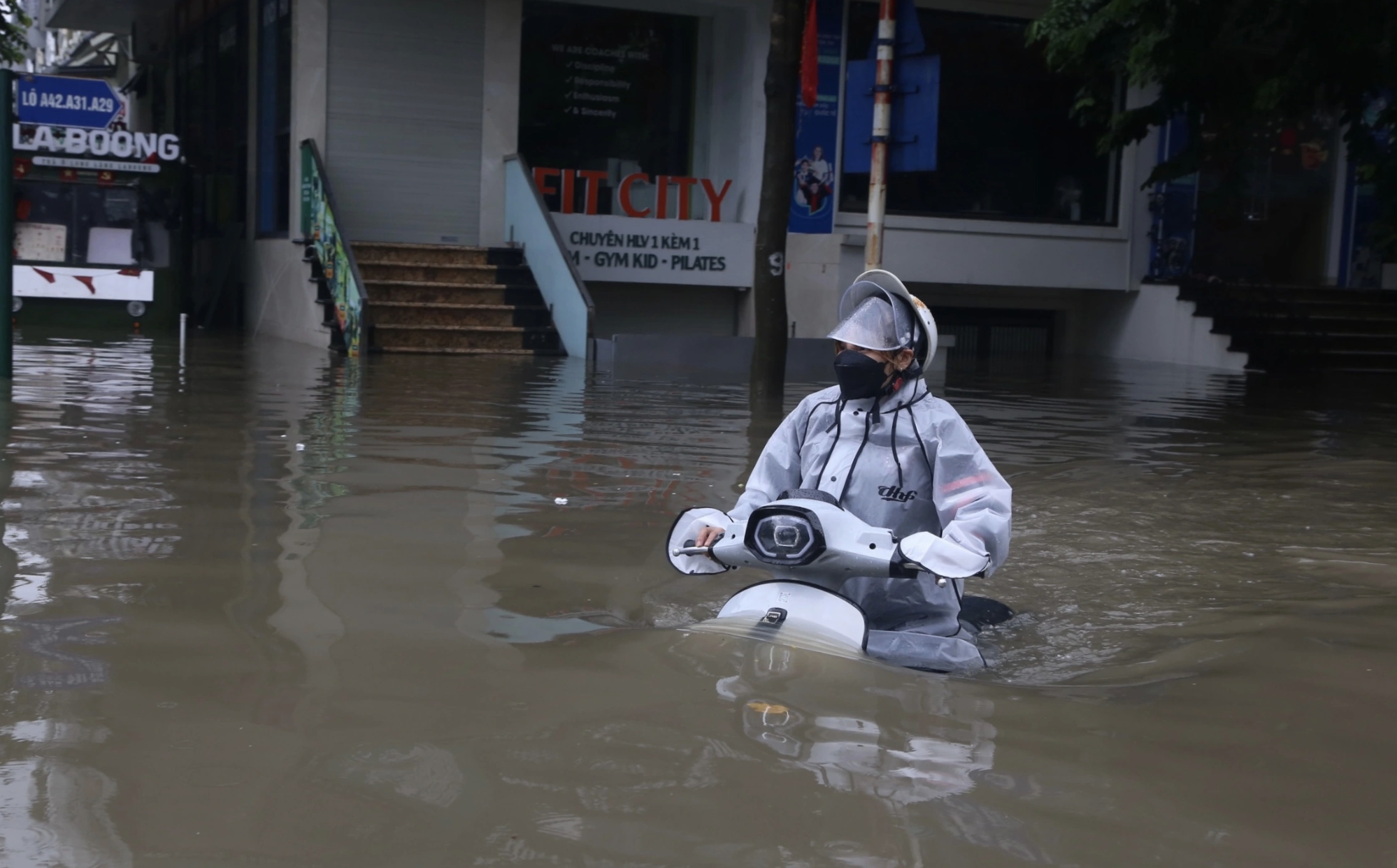 Cần làm gì khi xe máy điện ngập nước do lũ và triều cường? - Ảnh 3.