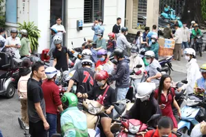 Người dân TP.HCM nườm nượp góp sức giúp đồng bào vùng bão lũ