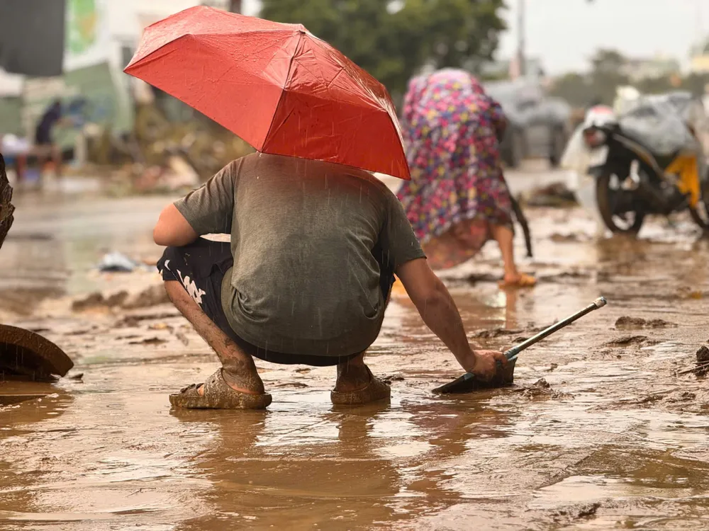 Người dân vật lộn với cuộc sống sau lũ. Ảnh: PHẠM HẢI xa-dien-khanh-22.jpg