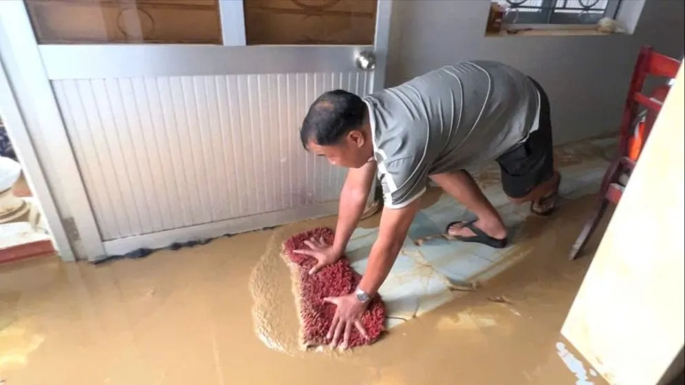 Hiện người dân rất cần nước sạch để rửa, dọn dẹp nhà cửa. Ảnh: PHẠM HẢI xa-dien-khanh-11.jpg