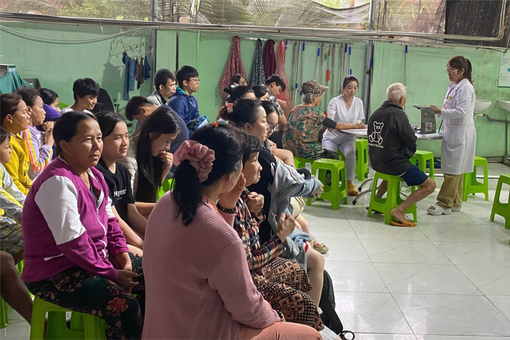 Nhiều bác sĩ TPHCM lên đường ra miền Trung ứng cứu người dân vùng lũ - 3