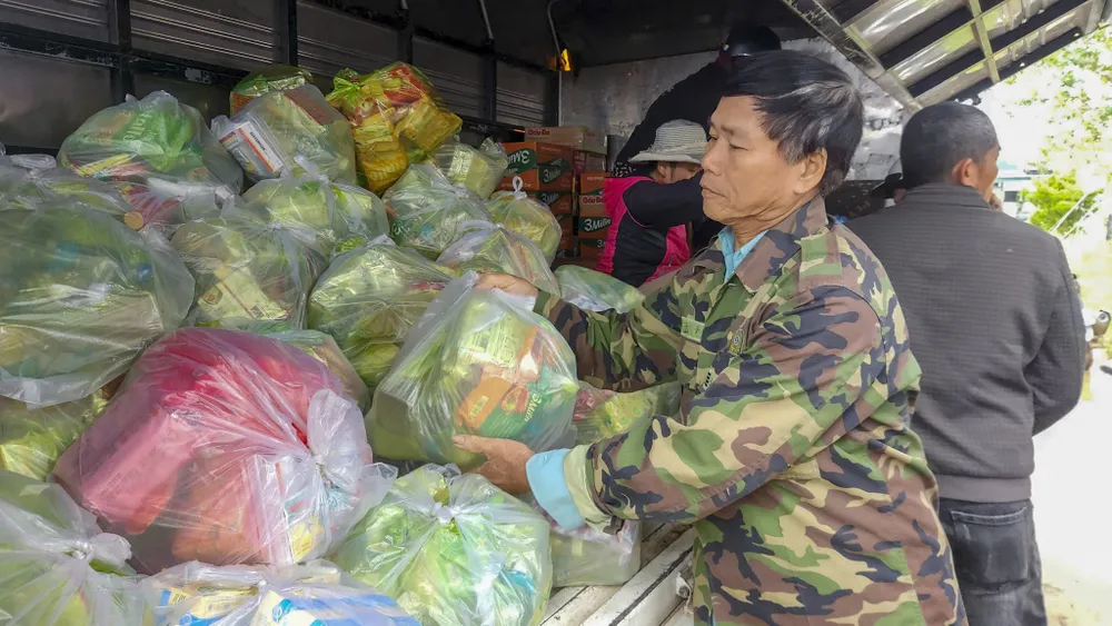 vua-ngot-4-dot-lu-nguoi-dan-xu-hue-gom-chut-tinh-gui-vao-phu-yen (6).jpg